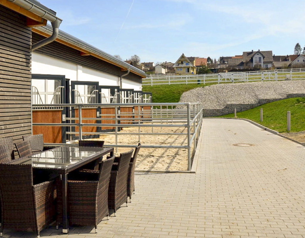 Außenpaddocks Mit Wunderbarem Ausblick