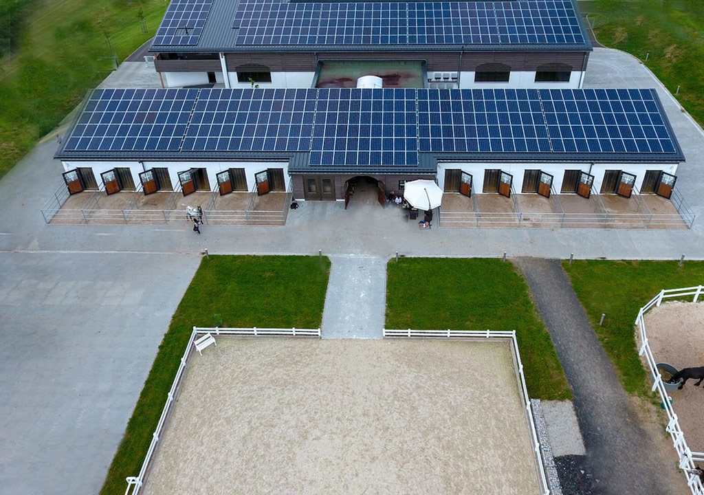 Sandplatz Und Stallungen