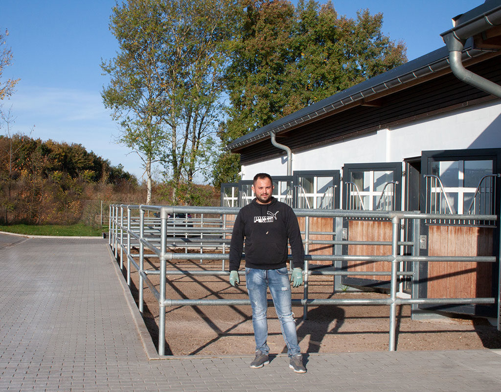 Ovi Klein Stehend Vor Paddock